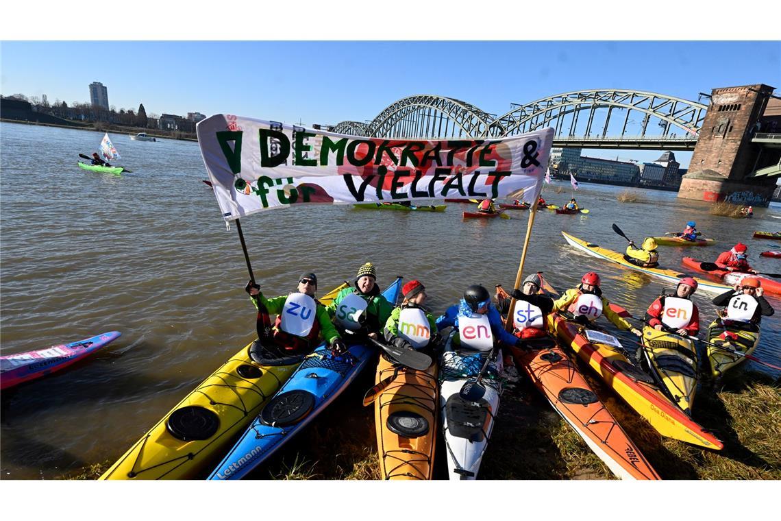 Proteste gegen AfD und CDU-Kurs - Polizei: 160.000 in Berlin In Köln demonstrieren Wassersportler auf dem Rhein.