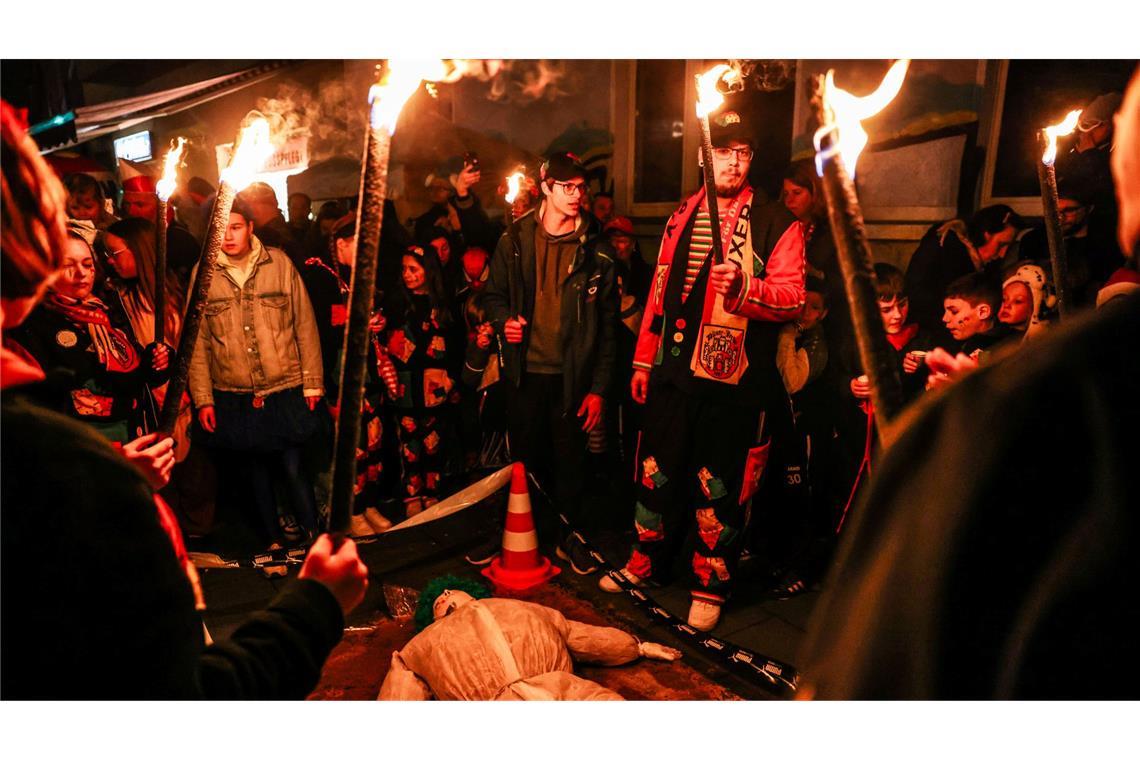 Hoppeditz und Nubbel verbrannt - Karneval beendet In Köln verbrannten Karnevalisten den Nubbel.