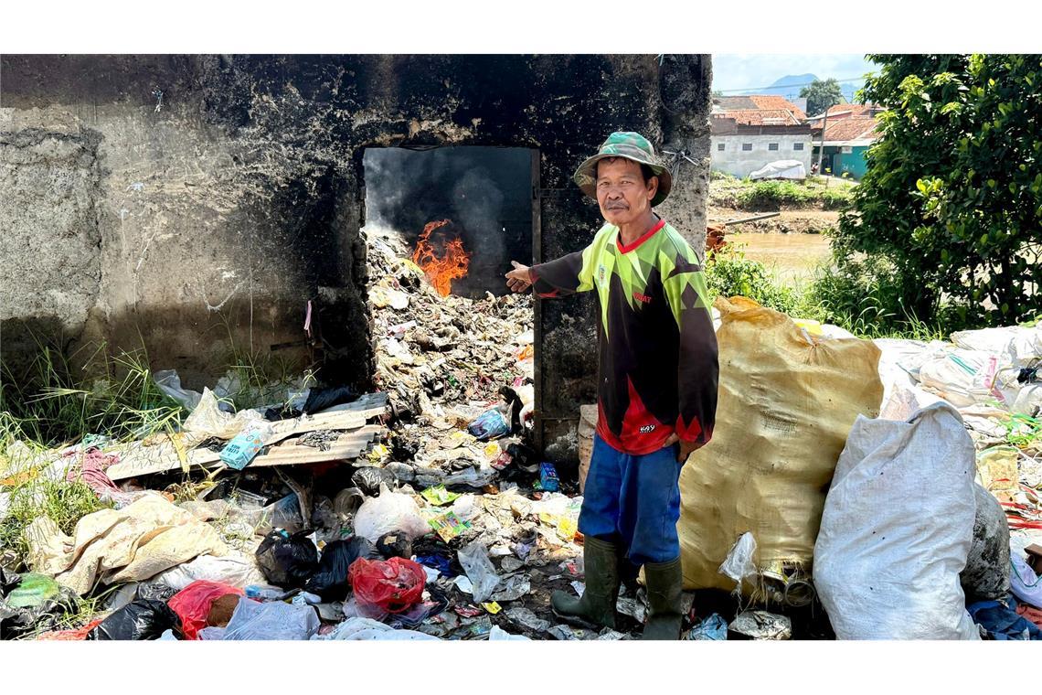 Ein Meer aus Müll: Unterwegs am "dreckigsten Fluss der Welt" In ländlichen Gebieten Südostasiens gibt es kaum Müllabfuhr oder Recycling. Viele Anwohner verbrennen den Müll selbst in kleinen Verschlägen.