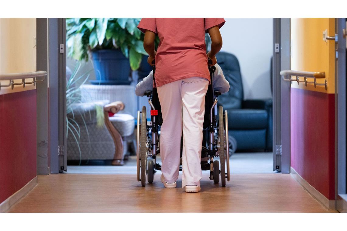 In letzter Minute wollen Union und SPD Beitragserhöhungen in der Pflege verhindern.