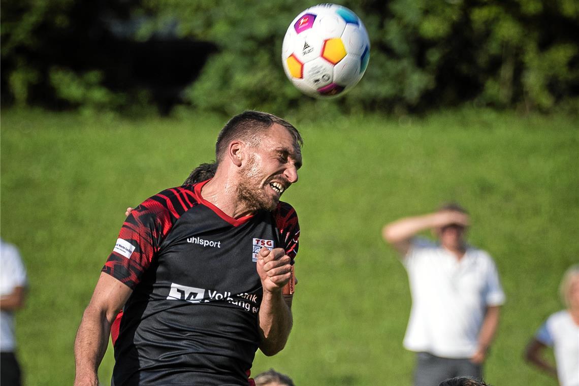TSG Backnang: Kein Glanzstück, aber ein am Ende verdienter Sieg In Löchgau obenauf: Kapitän Julian Geldner und die TSG Backnang. Foto: Alexander Becher