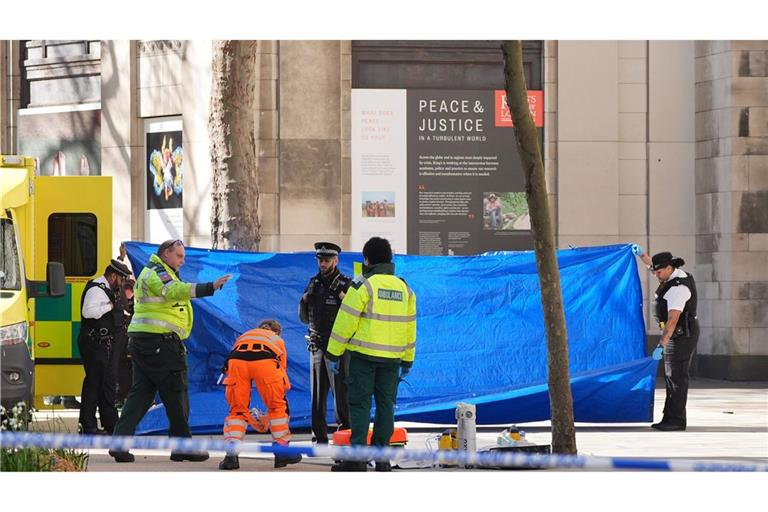 In London ist ein Fahrzeug in eine Gruppe von Fußgängern gefahren. Eine Frau kam ums Leben.