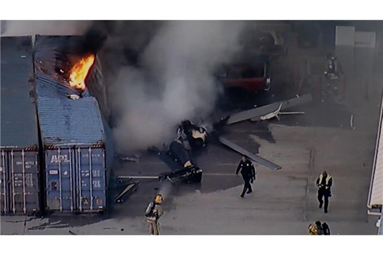 In Los Angeles ist ein Hubschrauber abgestürzt und in Flammen aufgegangen.