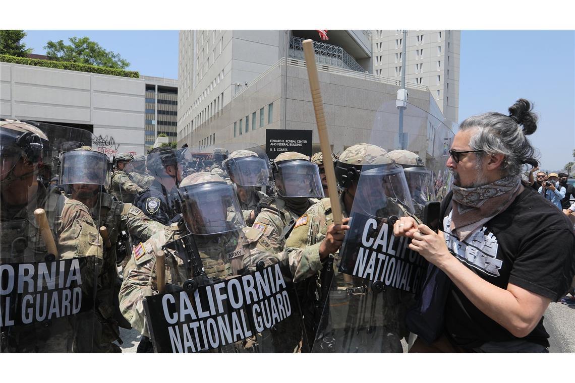 LA verhängt Ausgangssperre in Innenstadt wegen Protesten In Los Angeles stehen Soldaten Protestierenden gegenüber – seit Tagen gibt es Demonstrationen gegen Operationen der US-Einwanderungsbehörde in Kalifornien.