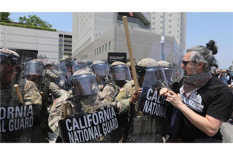 In Los Angeles stehen Soldaten Protestierenden gegenüber – seit Tagen gibt es Demonstrationen gegen Operationen der US-Einwanderungsbehörde in Kalifornien.