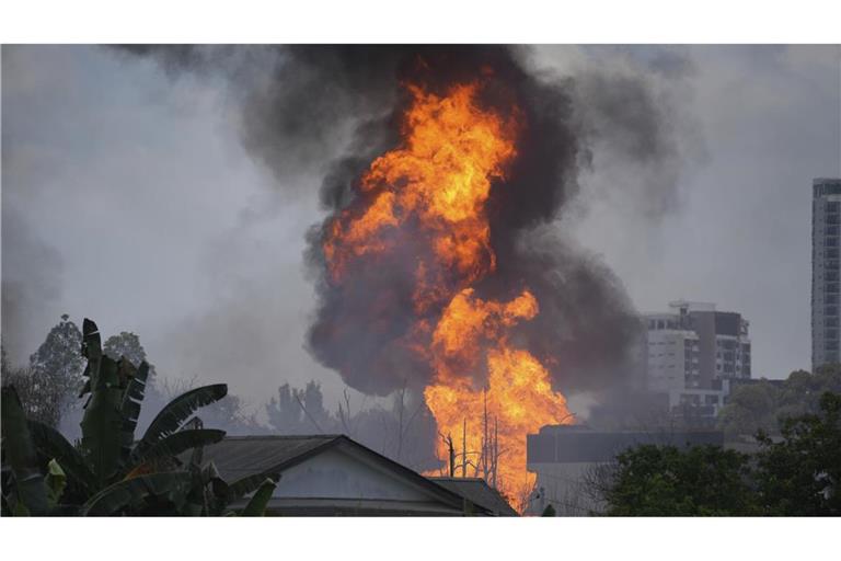In Malaysia ist nahe der Hauptstadt Kuala Lumpur eine Gaspipeline explodiert, die ein riesiges Feuer entfacht hat.