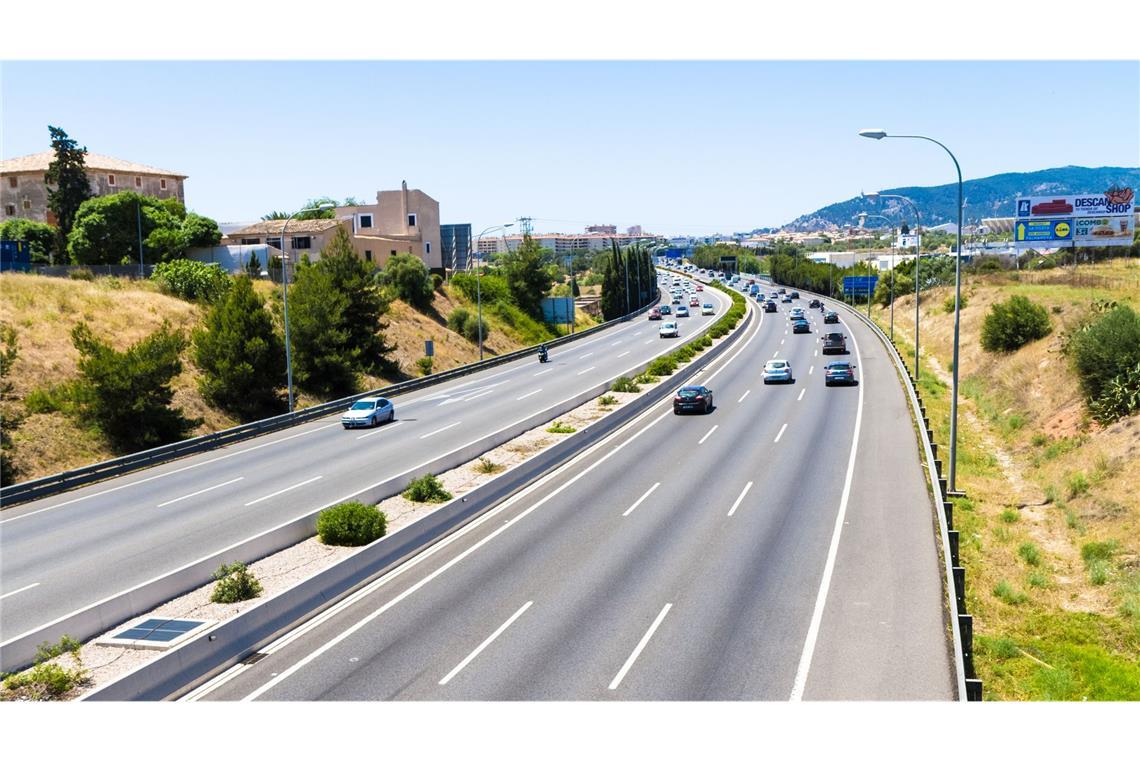 Im Video: 80-jähriger Deutscher fährt im Rollstuhl über Autobahn In Mallorca darf man auf der Autobahn bis zu 120 Kilometer pro Stunde fahren. (Symbolbild)