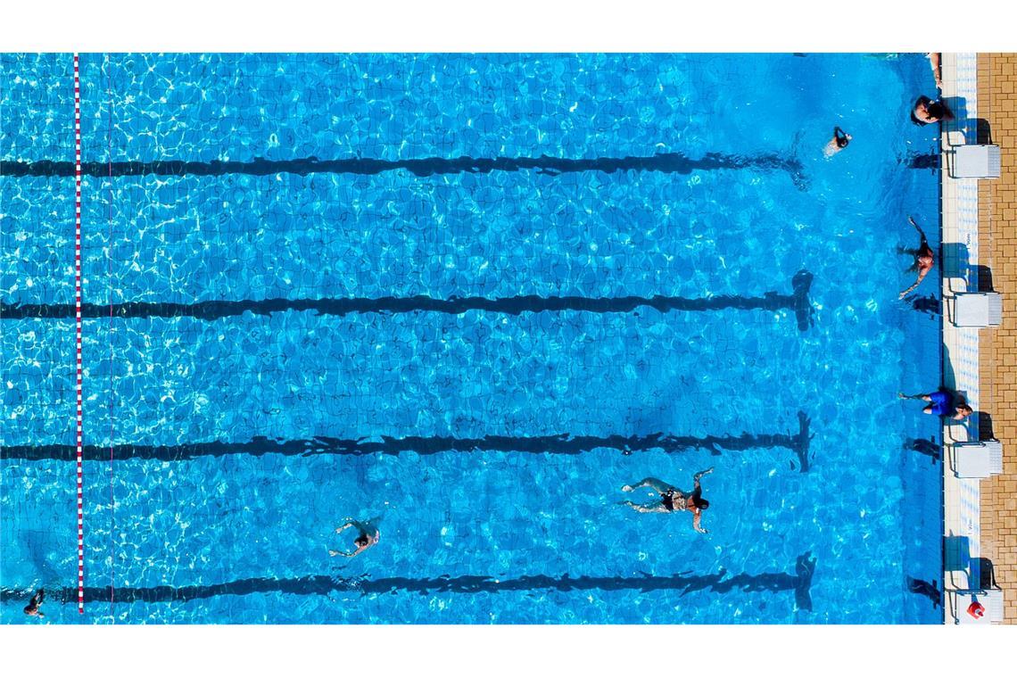 In manch einer Kommune ist für das Schwimmbad kein Geld mehr da. (Archivbild)