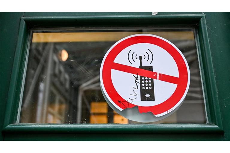 In manchen Schulen sind Handys bereits verboten. (Archivbild)