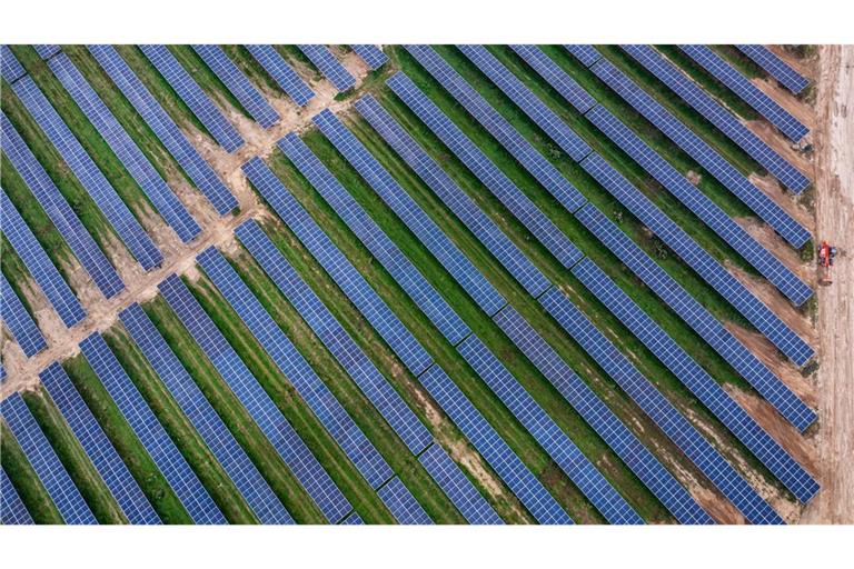 In Mecklenburg-Vorpommern hat Vattenfall 2025 einen Agri-Photovoltaik-Park in Betrieb genommen. Agri-Photovoltaik beschreibt, dass Flächen gleichzeitig für die Landwirtschaft und die Stromerzeugung genutzt werden. (Archivbild)