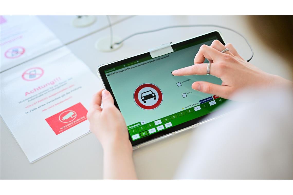 In mehr als jedem dritten Fall kamen Gadgets wie etwa Mini-Kameras oder kleine Ohrhörer zum Einsatz. (Symbolbild)