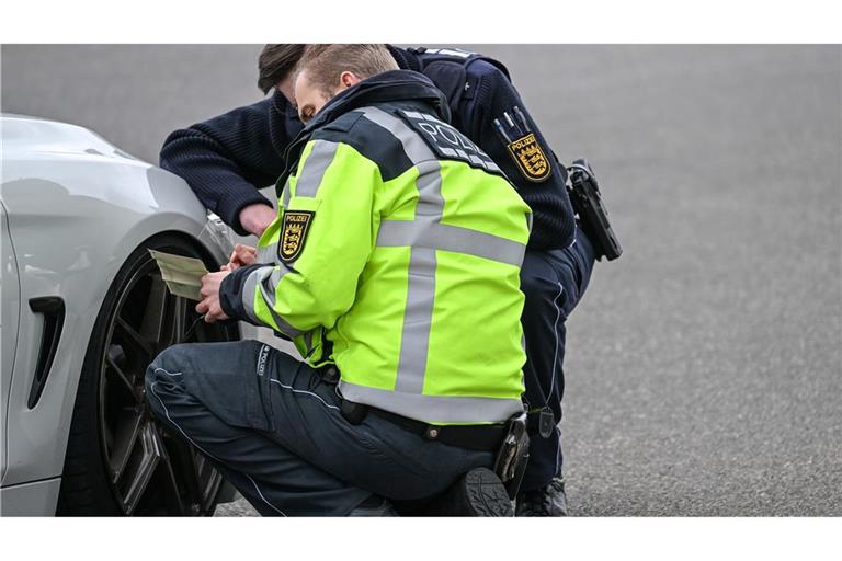 In mehreren Bundesländern will die Polizei am Karfreitag wieder verstärkt auf Straßen kontrollieren. (Archivbild)