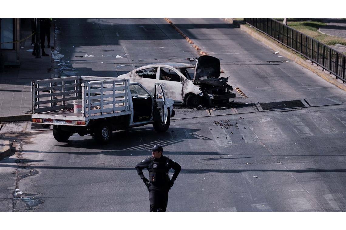 In mehreren Bundesstaaten wurden Straßen mit brennenden Autos, Lastwagen und Bussen gesperrt.