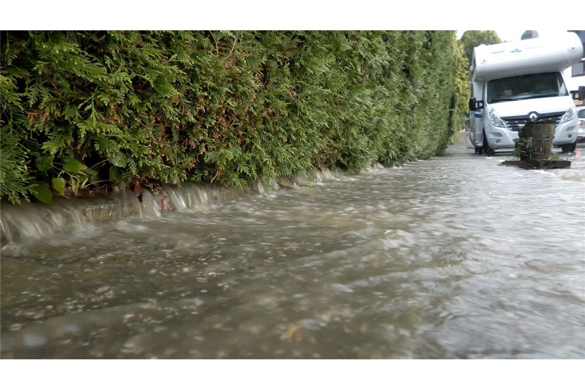 In mehreren Regionen Deutschland wurden bei Starkregen Straßen überflutet.