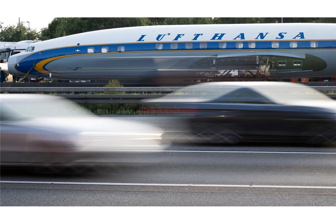 In mehreren Schwertransporten wird das historische Flugzeug nach Frankfurt gebracht.