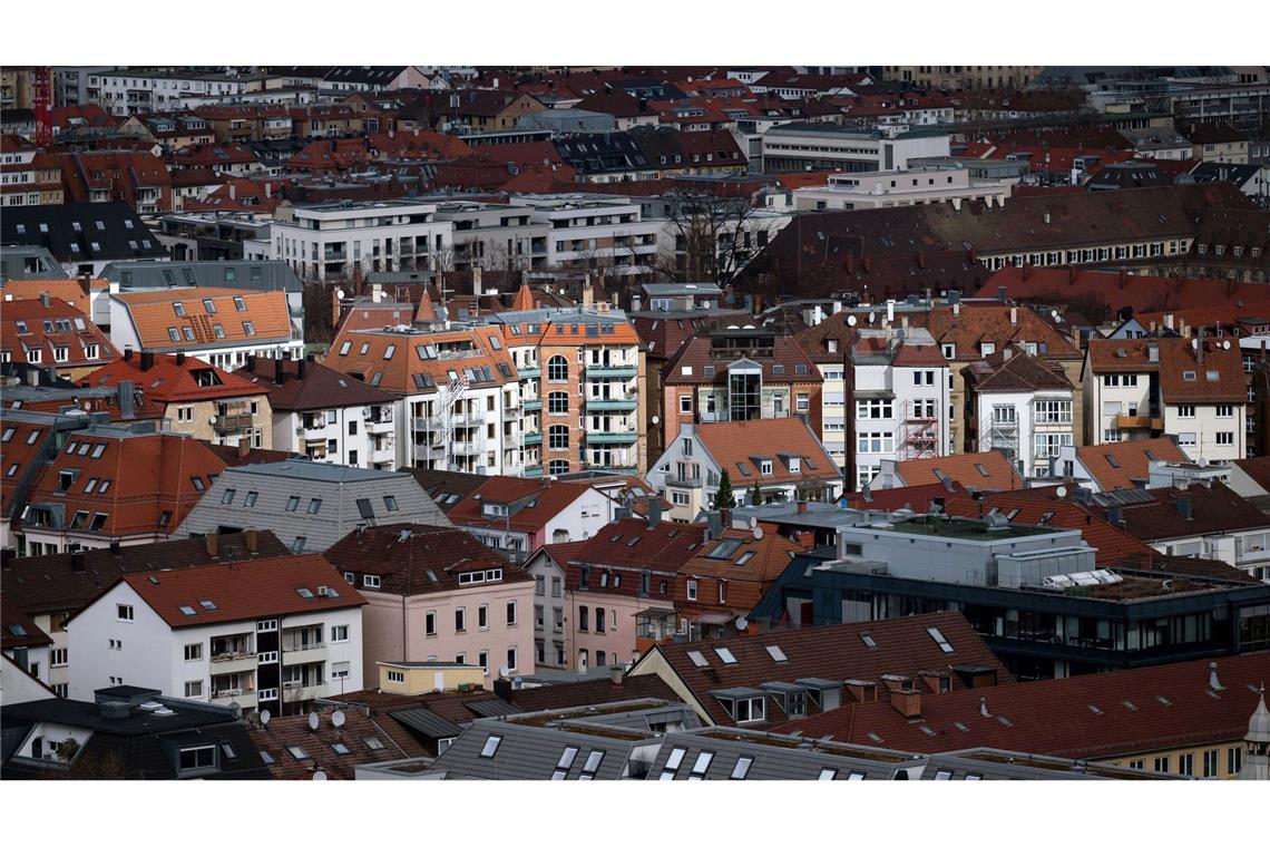 Jeder Neunte in Deutschland lebt in beengten Wohnungen In Metropolen wie Stuttgart sind Wohnungen knapp und teuer.