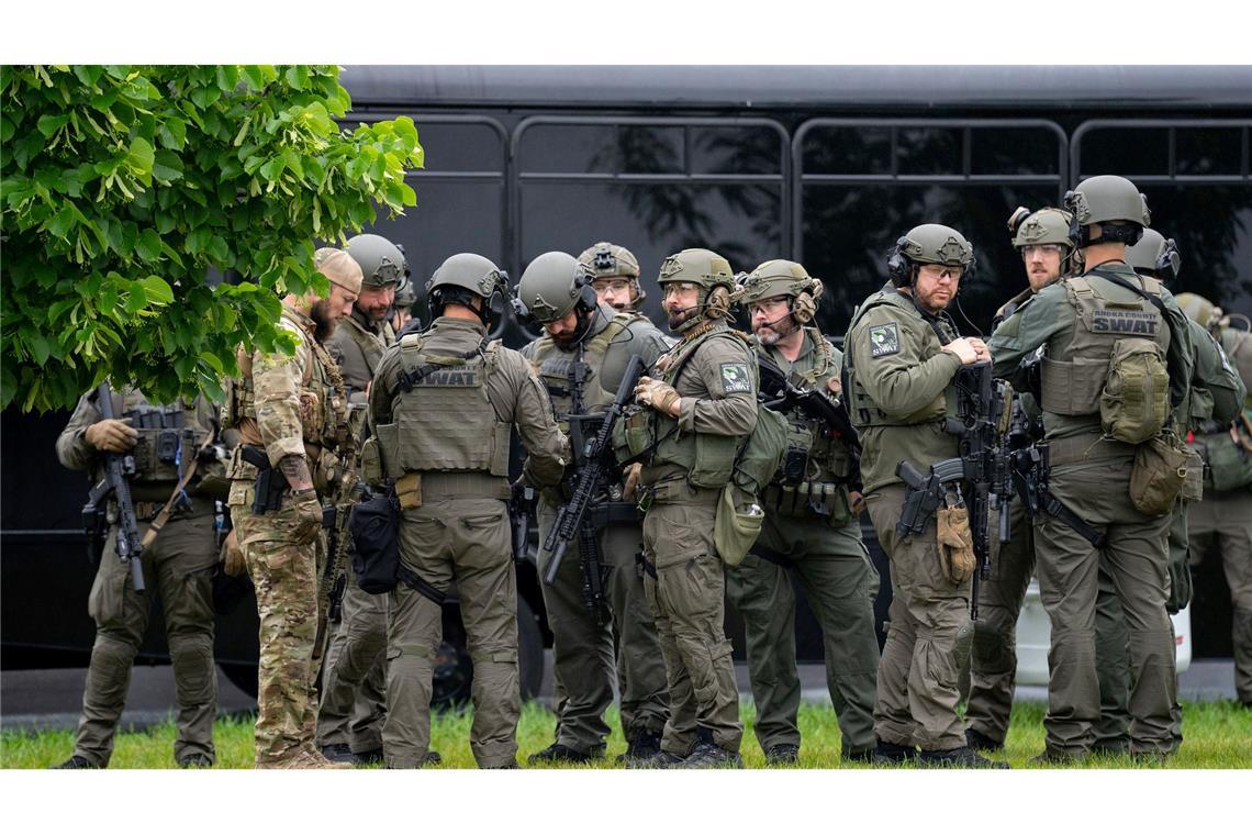 Schüsse auf US-Politiker - Großfahndung nach Täter In Minnesota läuft eine großangelegte Fahndung nach dem Schützen - er soll sich als Polizist ausgegeben haben.