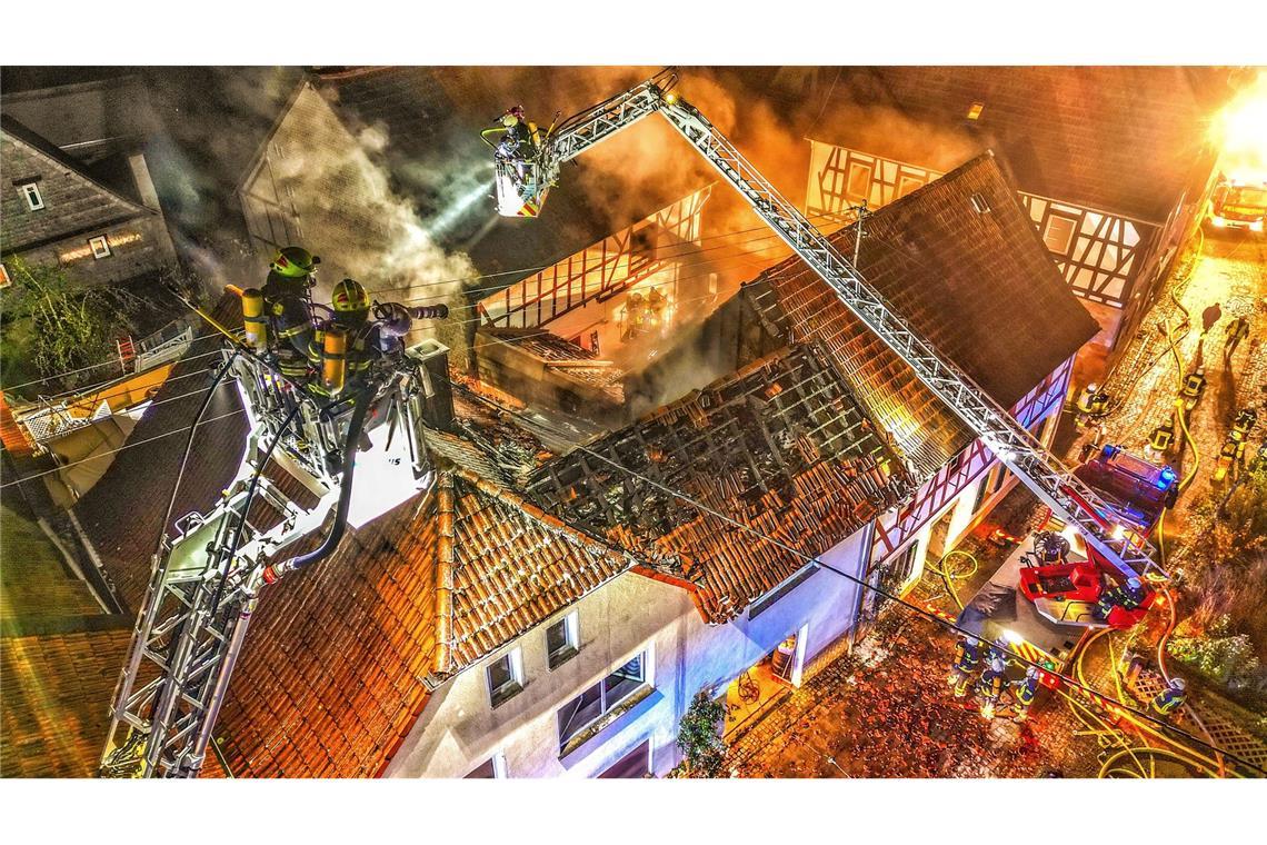 In Monzingen in Rheinland-Pfalz steht ein Mehrfamilienhaus in Flammen. Alle vier Bewohner des Hauses in Monzingen konnten sich eigenständig in Sicherheit bringen, erlitten aber Rauchgasvergiftungen.