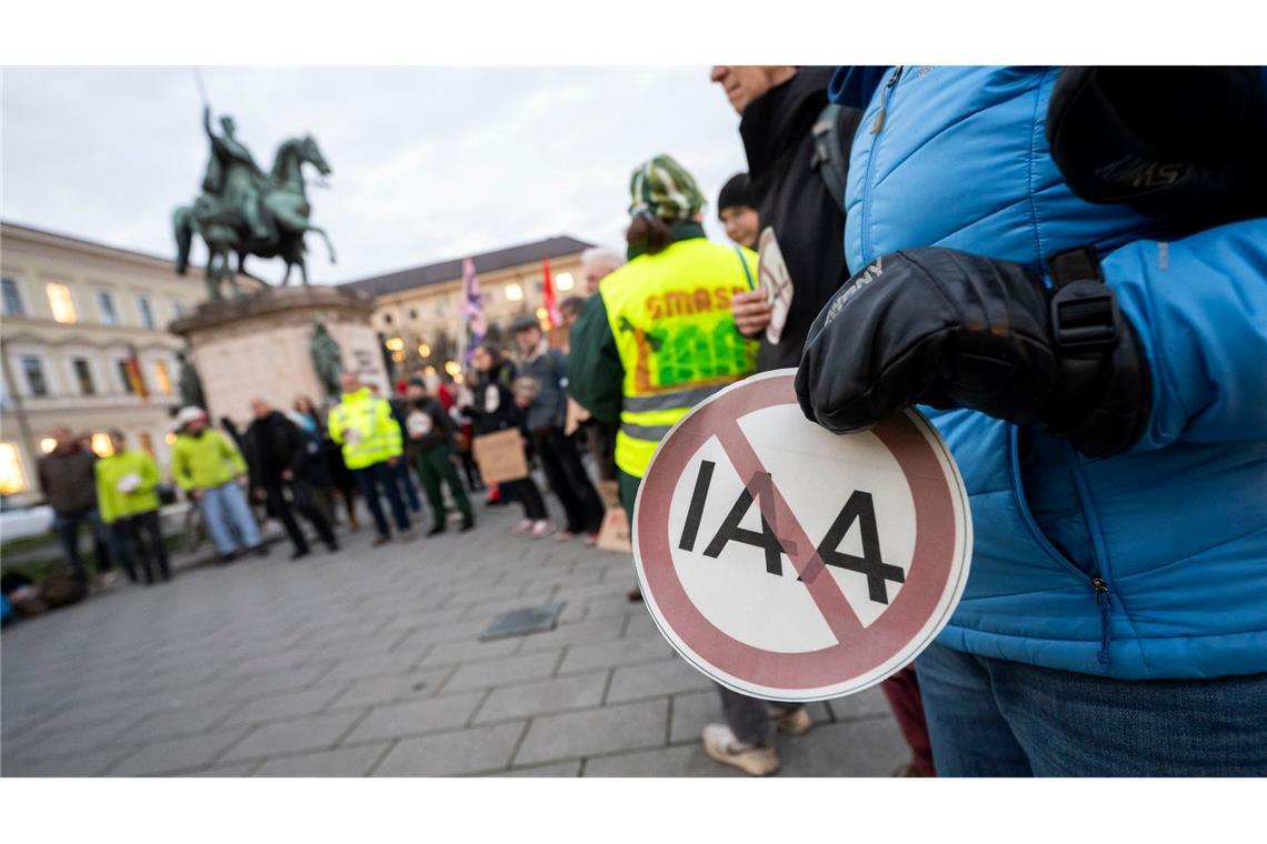 Münchner Stadtrat vertagt IAA-Entscheidung In München gab es am Tag vor der Stadtratssitzung Widerstand gegen künftige IAA.
