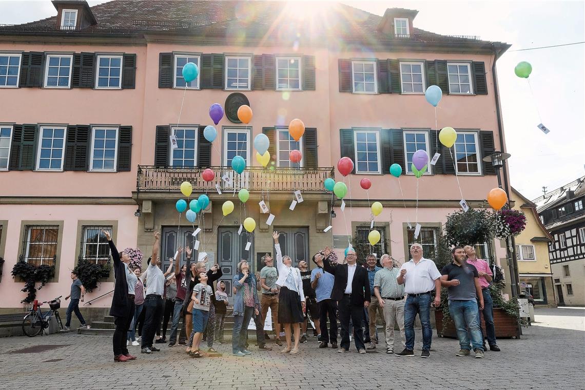Investition in die Demokratie vor Ort In Murrhardt gab es auch schon zuvor viele Aktionen zum Thema. Die Aufnahme zeigt den Abschluss mit Ballonstart zum internationalen Tag der Demokratie mit dem Verein Vielfalt tut gut sowie weiteren Mitstreitern vor dem Rathaus. Foto: Jörg Fiedler