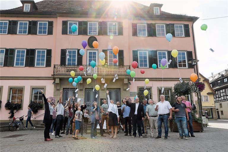 In Murrhardt gab es auch schon zuvor viele Aktionen zum Thema. Die Aufnahme zeigt den Abschluss mit Ballonstart zum internationalen Tag der Demokratie mit dem Verein Vielfalt tut gut sowie weiteren Mitstreitern vor dem Rathaus. Foto: Jörg Fiedler 