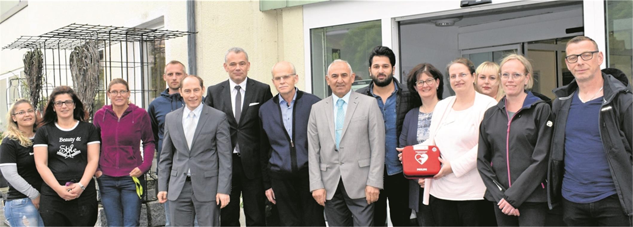 In Murrhardt haben sich eine ganze Reihe von Firmen zusammengefunden, um gemeinsam einen Defibrillator zu kaufen, der nun im Erich-Schumm-Stift in der Fornsbacher Straße 32 bis 36 jederzeit verfügbar ist. Fotos: privat