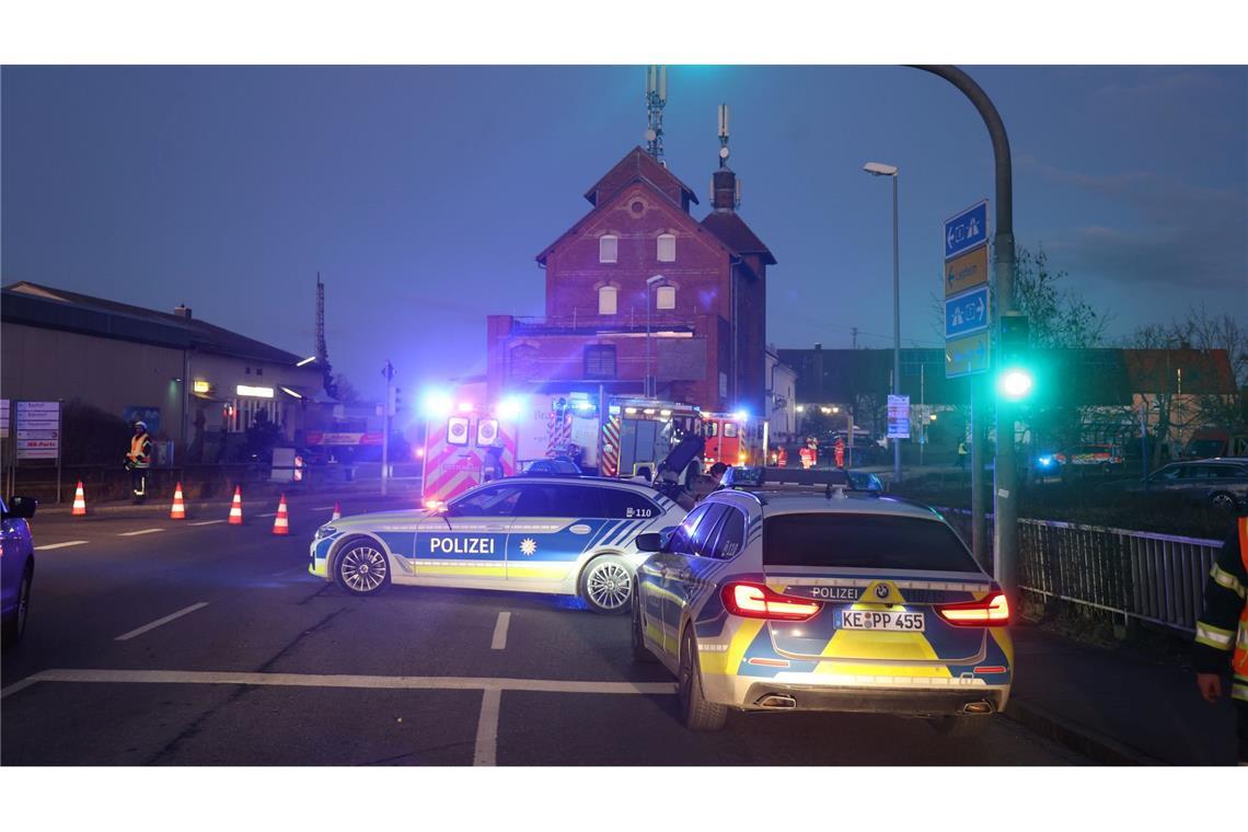 Auto erfasst drei Menschen – Rettungshubschrauber im Einsatz In Nersingen erfasst ein Auto drei Menschen. Ein Notarzt wird mit dem Hubschrauber zum Einsatzort gebracht.