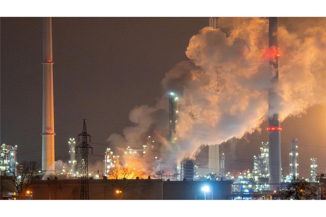 Raffinerie in Flammen – mehrere Verletzte In Neustadt an der Donau stand eine Raffinerie in Flammen.