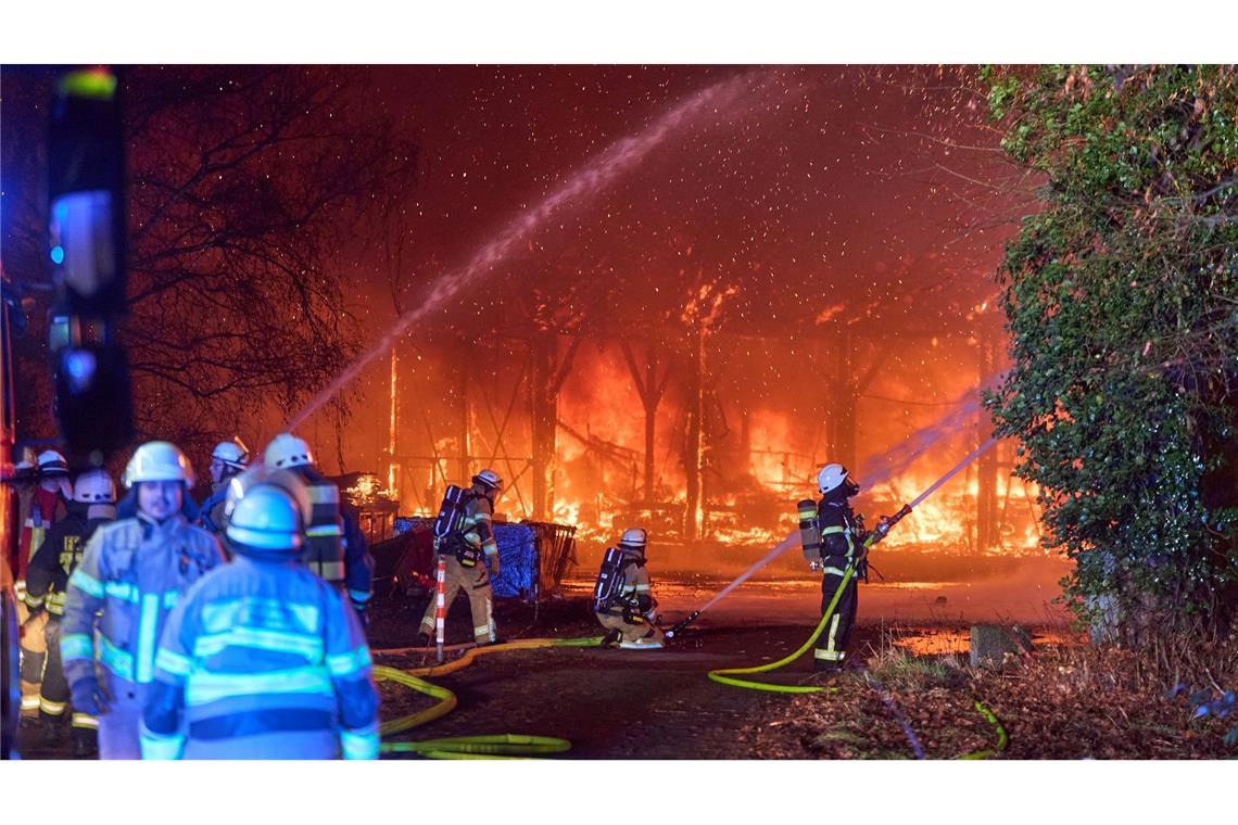 Böller-Tote und Angriffe auf Einsatzkräfte zum Jahresstart In Neuwied brannte eine Lagerhalle ab.