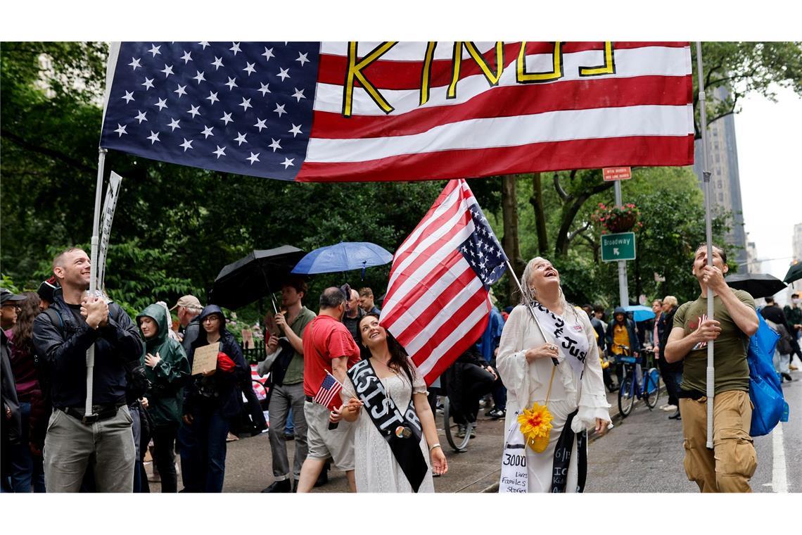"No Kings": Landesweite Proteste gegen Trump In New York blieben einige Demonstranten nach dem Ende der Protestaktion noch in Manhattan.
