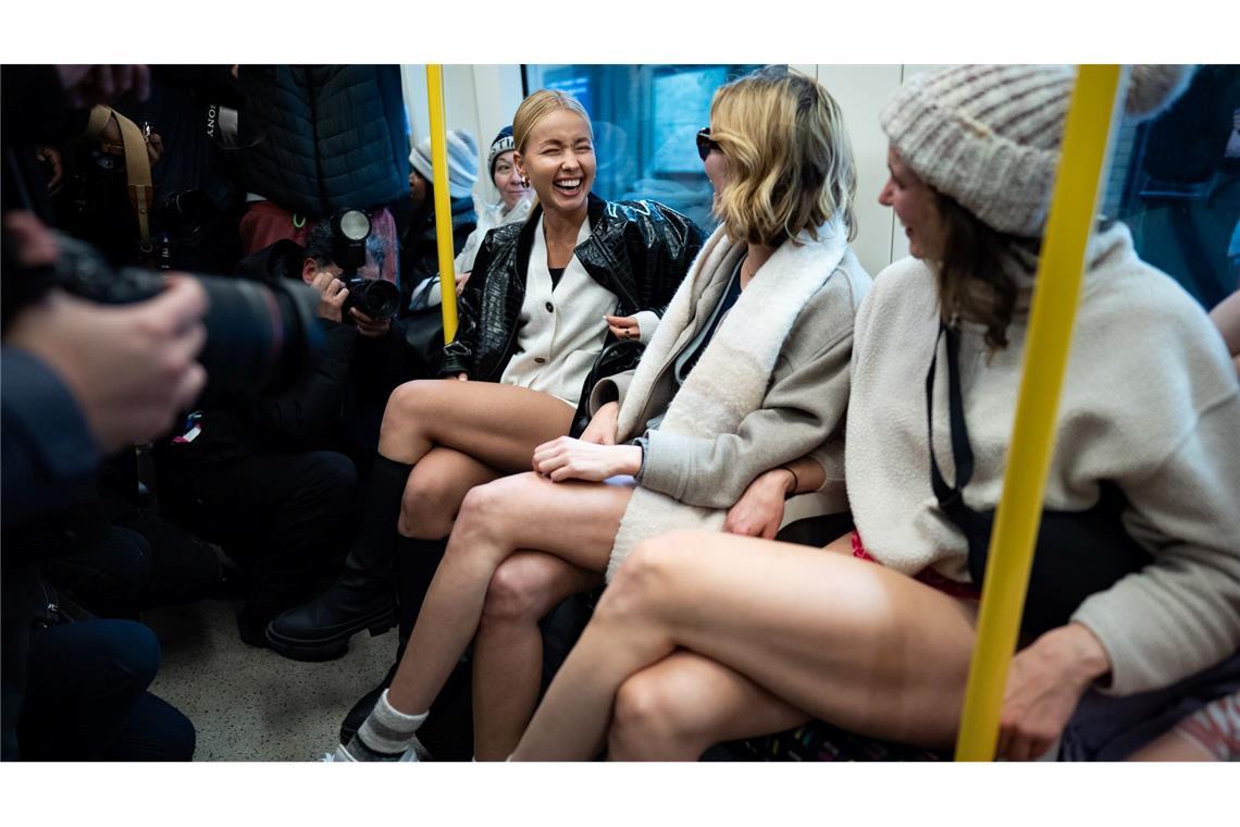 Ohne Hose in die Röhre: Londoner bei "No Trousers Tube Ride" In New York, wo die Tradition begann, gibt es die Aktion inzwischen nicht mehr.