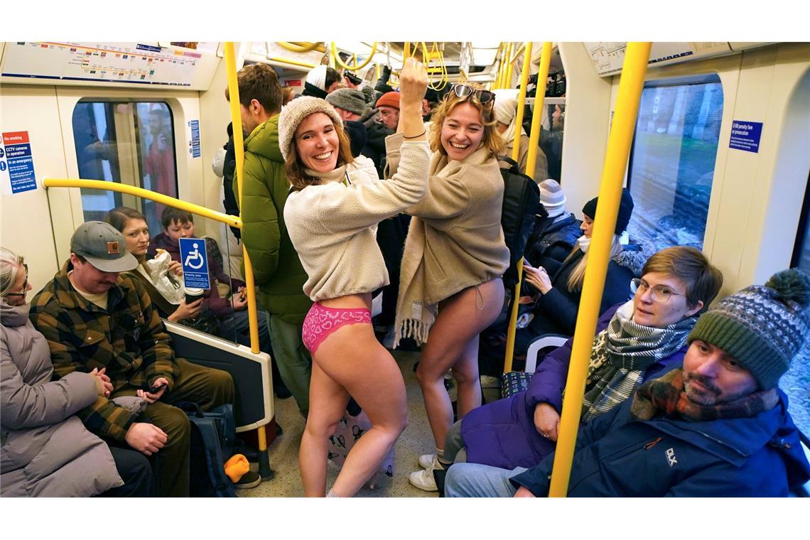 Ohne Hose in die Röhre: Londoner bei "No Trousers Tube Ride" In New York, wo die Tradition begann, gibt es die Aktion inzwischen nicht mehr.