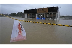In Oamishirasato in der Präfektur Chiba im Osten Japans wurde ein Ramen-Restaurant überschwemmt, nachdem es im Zuge des herannahenden Taifuns Dujuan zu starken Regenfällen gekommen war.