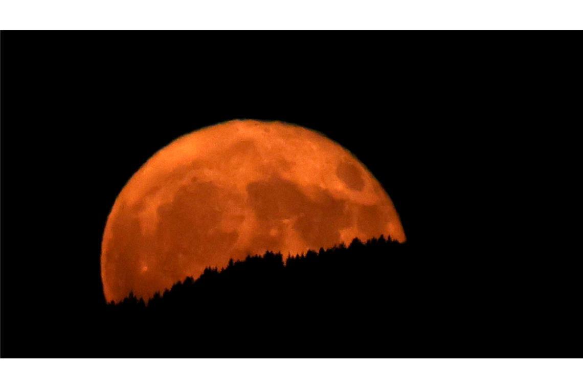 Blassroter Erdbeermond ziert Nachthimmel über Deutschland