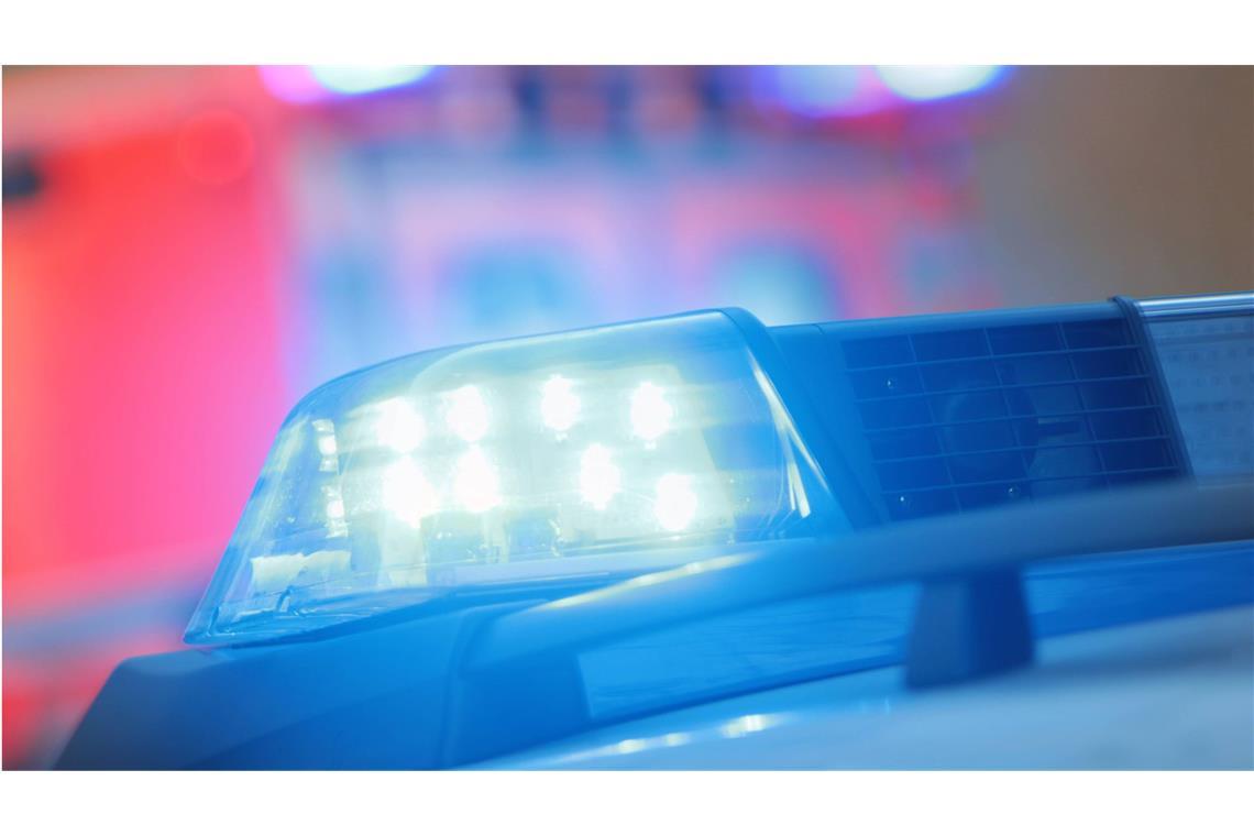 Auto an Bahnübergang von Zug erfasst – Frau verletzt In Oberfranken ist ein Auto an einem unbeschrankten Bahnübergang von einem Zug erfasst worden (Symbolfoto).