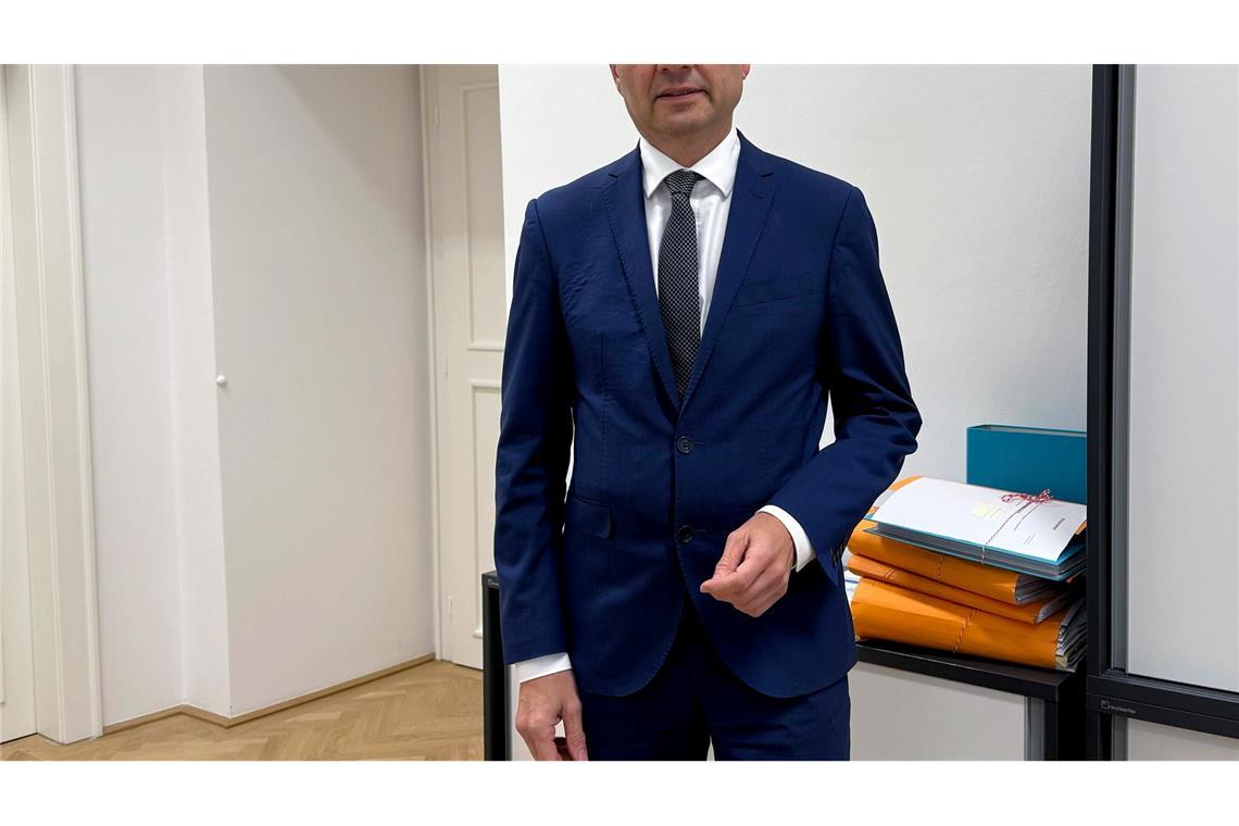 Anwalt der Republik vermutet Benko-Vermögen in Stiftungen In Österreich sieht der oberste Anwalt der Republik, Wolfgang Peschorn, Parallelen zwischen dem Zusammenbruch des Signa-Imperiums und dem des deutschen Zahlungsdienstleisters Wirecard.