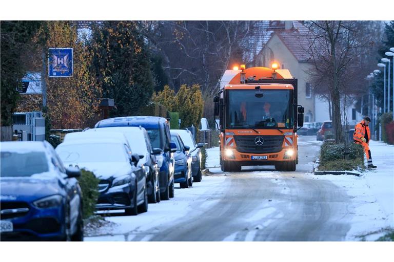 In Ostdeutschland kommt es am Mittwoch weiterhin in einigen Regionen zu Schnee, Frost und Glätte.