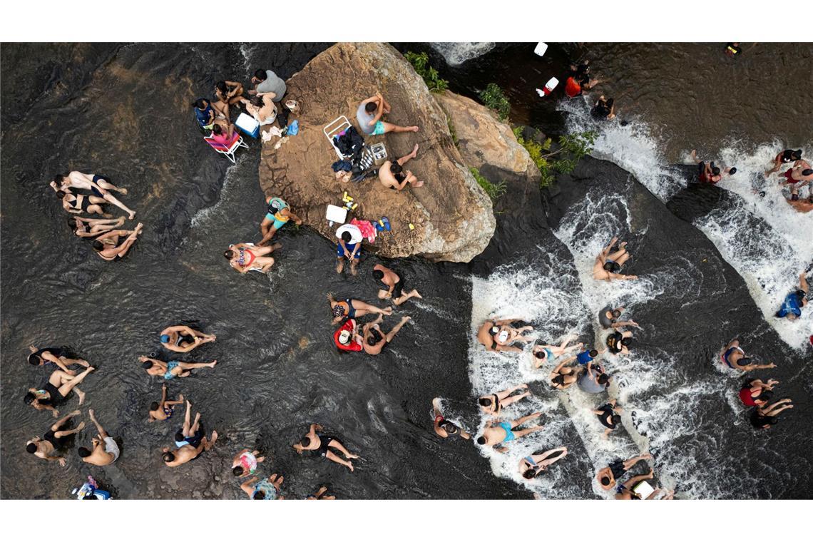 Bilder des Tages In Paraguay ist jetzt Sommer: Menschen kühlen sich in einem Fluss in Paraguay ab.