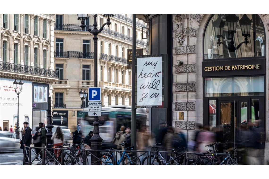In Paris sind zahlreiche Poster mit Songtiteln von Céline Dion aufgetaucht.