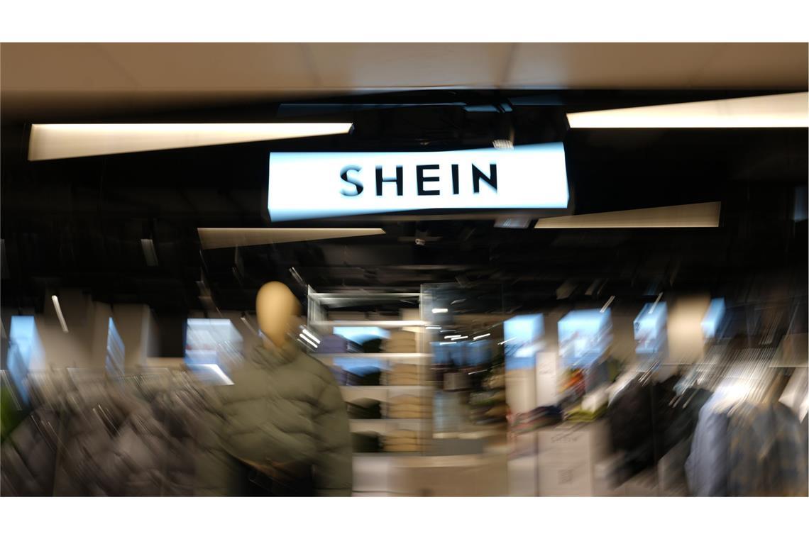 In Paris verkauft der Onlinehändler Shein seine Kleidung auch in einem richtigen Laden. Das große Geschäft wird aber im Internet abgewickelt.