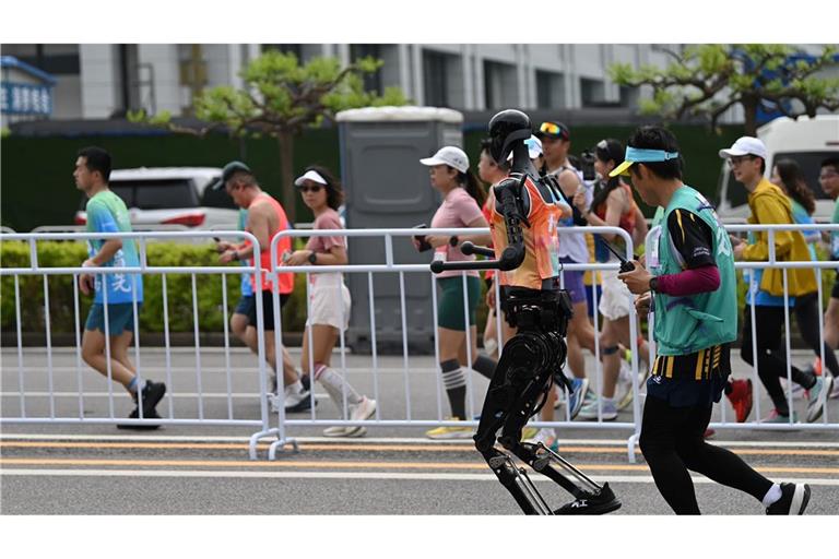 In Peking sind Humanoide bei einem Halbmarathon gegen Menschen gelaufen.