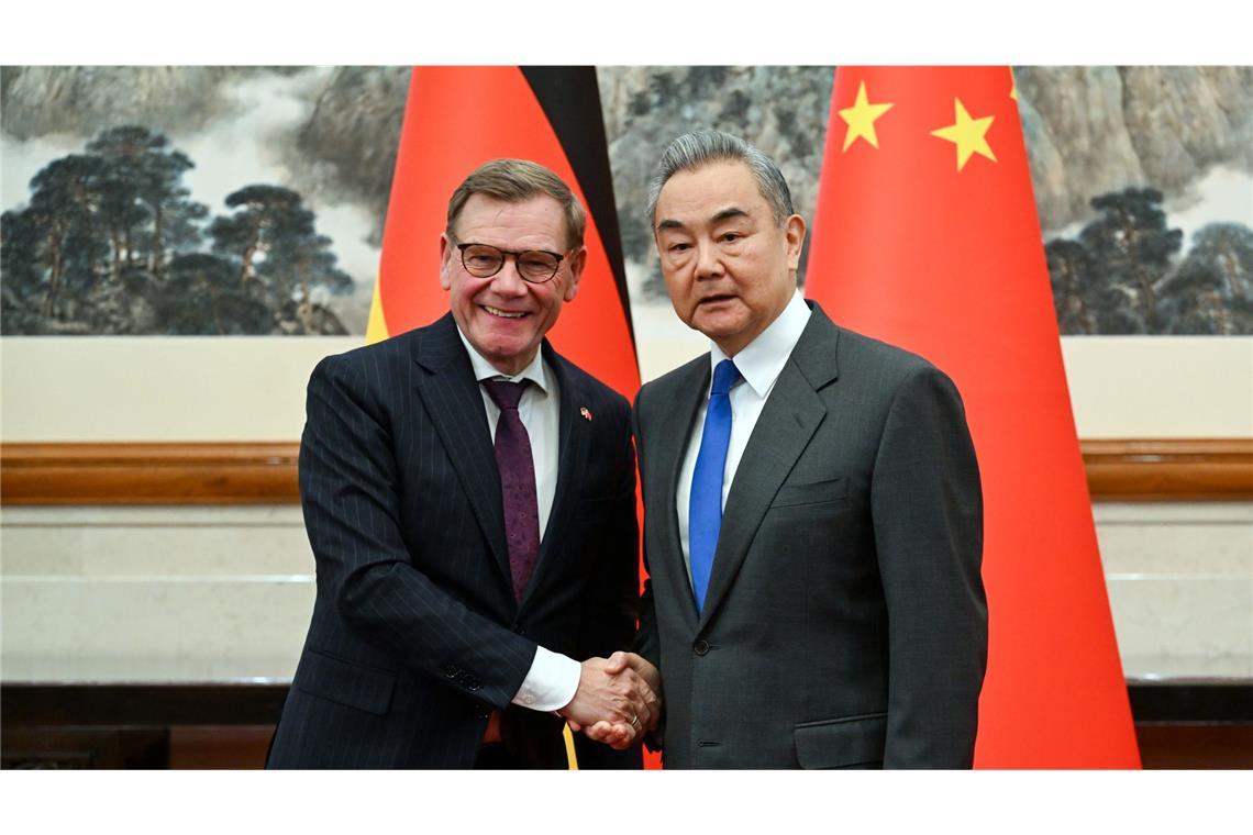 In Peking wurde der deutsche Außenminister Johann Wadephul (li.) unter anderem von seinem chinesischen Amtskollegen  Wang Yi empfangen.
