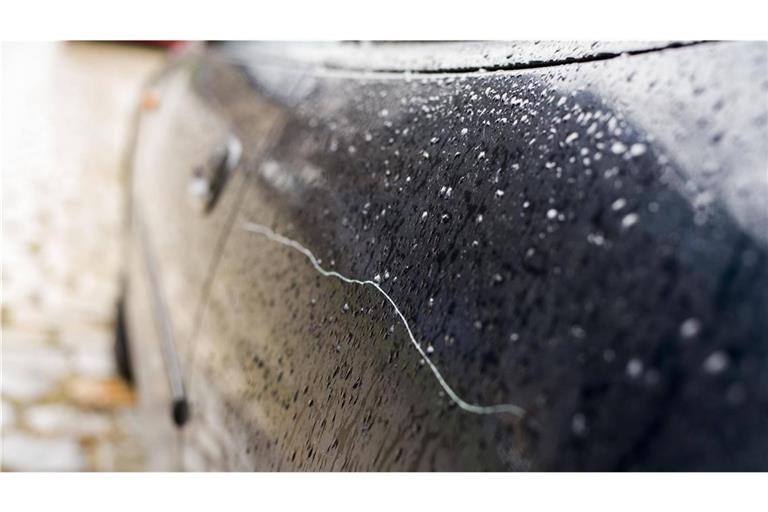 In Pforzheim soll ein Mann fast 40 Autos zerkratzt haben (Symbolfoto).
