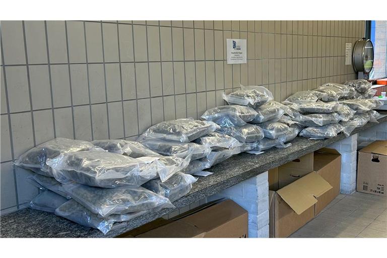 In Plastiktüten verpackt liegen 56 Kilogramm Marihuana auf einem Tresen. Eine Zollstreife des Hauptzollamtes Singen entdeckte das Rauschgift in in einem Auto.