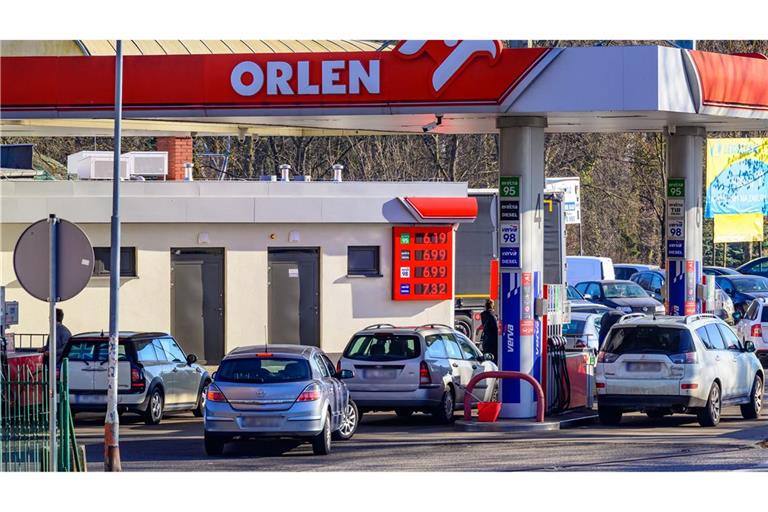 In Polen lockt billigerer Sprit - teilweise kam es zu Schlangen an Tankstellen.