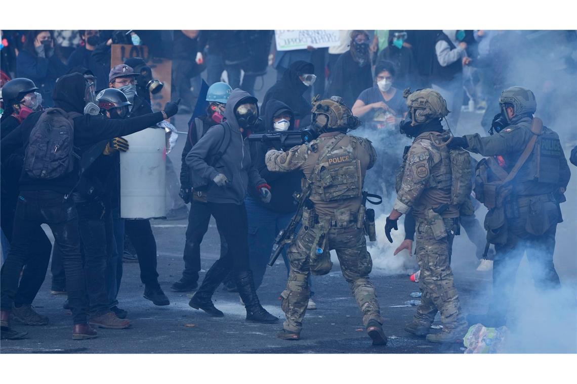Trump kündigt Militäreinsatz in weiterer US-Stadt an In Portland gibt es seit Längerem Proteste rund um eine ICE-Einrichtung - dabei wurde im Juni auch Tränengas gegen Demonstranten eingesetzt. (Archivbild)
