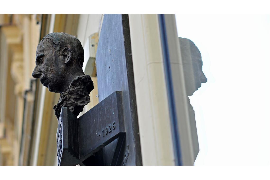 In Prag erinnert eine Büste an den Schriftsteller Rainer Maria Rilke (1875-1926). Hier besuchte er die Volksschule.