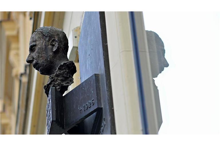 In Prag erinnert eine Büste an den Schriftsteller Rainer Maria Rilke (1875-1926). Hier besuchte er die Volksschule.