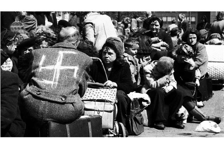 In Prag internierte Sudetendeutsche warten im Juli 1945 auf ihre Deportation nach Deutschland.