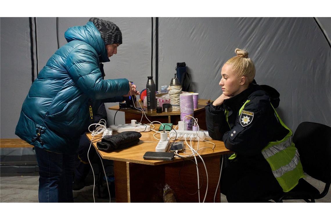 In "Punkten der Unbeugsamkeit" können Ukrainer bei Stromausfällen ihre Mobiltelefone aufladen.